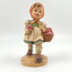 Porcelianinė statula “Mergaitė su gėlėmis” 12x13x22 cm
