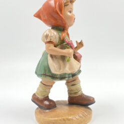 Porcelianinė statula “Mergaitė su gėlėmis” 12x13x22 cm