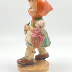 Porcelianinė statula “Mergaitė su gėlėmis” 12x13x22 cm