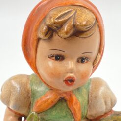 Porcelianinė statula “Mergaitė su gėlėmis” 12x13x22 cm