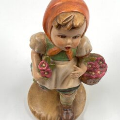 Porcelianinė statula “Mergaitė su gėlėmis” 12x13x22 cm