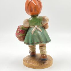 Porcelianinė statula “Mergaitė su gėlėmis” 12x13x22 cm