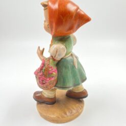 Porcelianinė statula “Mergaitė su gėlėmis” 12x13x22 cm