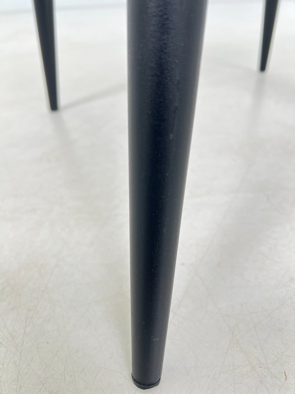 DM0046-kedes-10 Moderni juodo metalinio rėmo kėdė su dirbtine zomša 58x54x86 cm, 49 cm