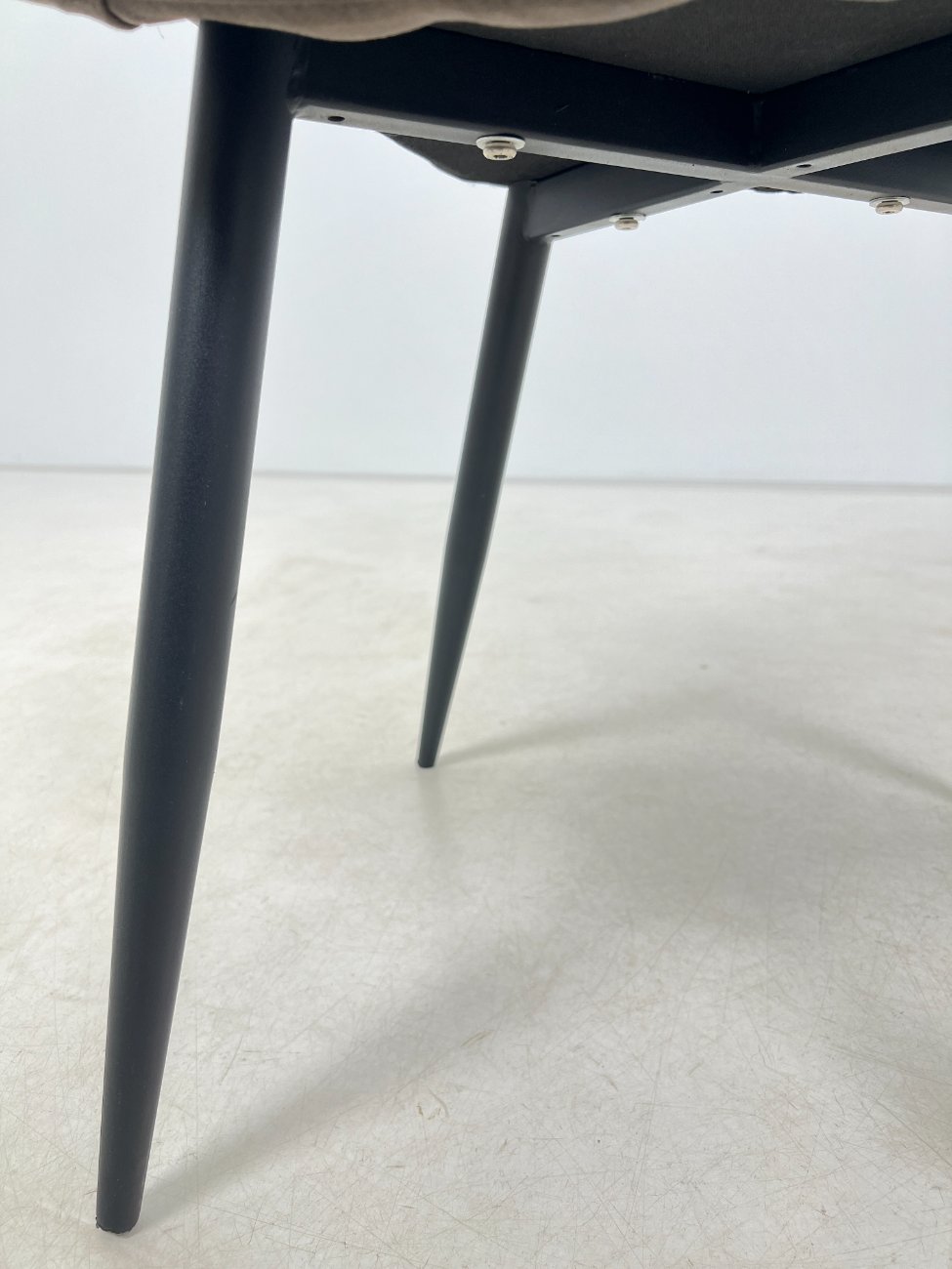 DM0046-kedes-6 Moderni juodo metalinio rėmo kėdė su dirbtine zomša 58x54x86 cm, 49 cm