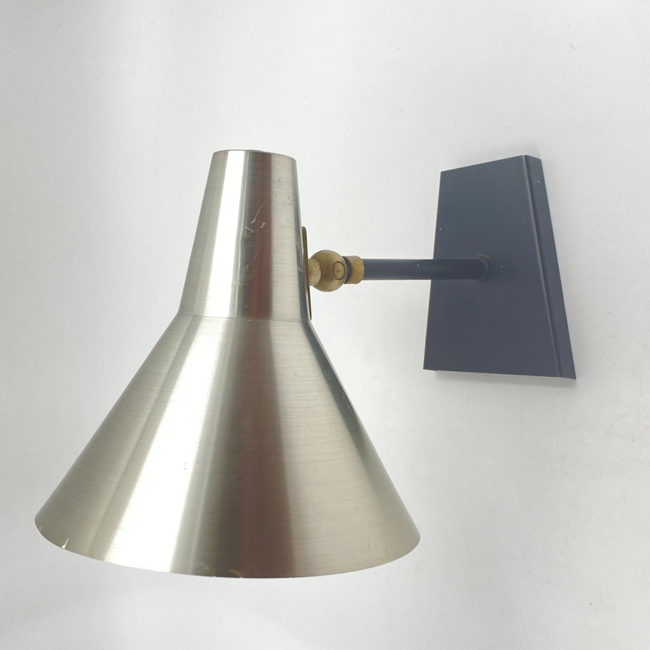 DM0055-sieniniai-sviestuvai-0 Metalinis reguliuojamas “Anvia” sieninis šviestuvas 19(+8)x16x14(+7) cm