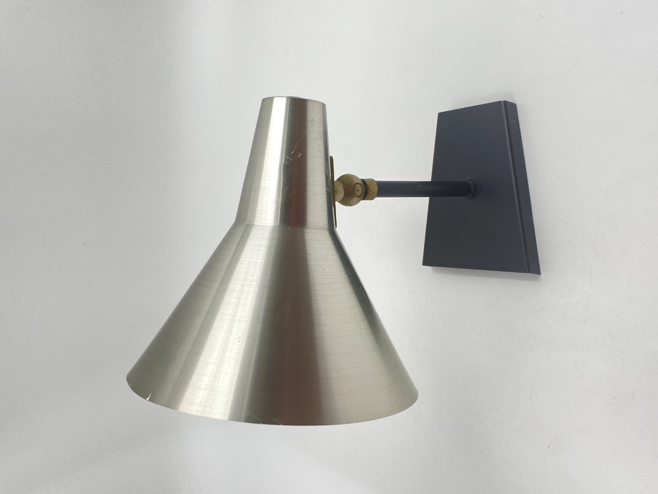 DM0055-sieniniai-sviestuvai-1 Metalinis reguliuojamas “Anvia” sieninis šviestuvas 19(+8)x16x14(+7) cm