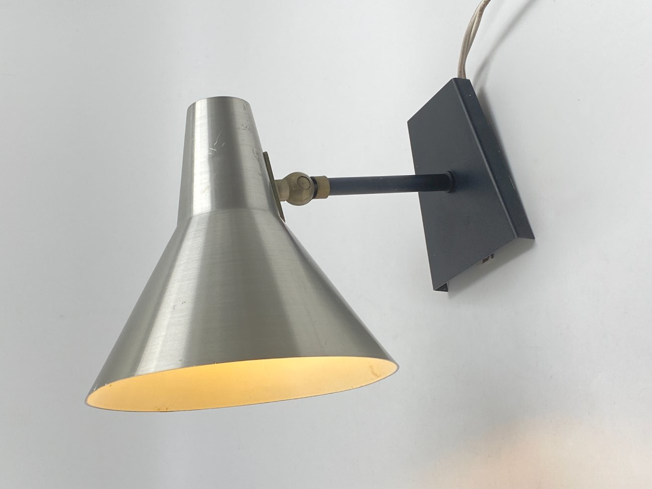 DM0055-sieniniai-sviestuvai-10 Metalinis reguliuojamas “Anvia” sieninis šviestuvas 19(+8)x16x14(+7) cm