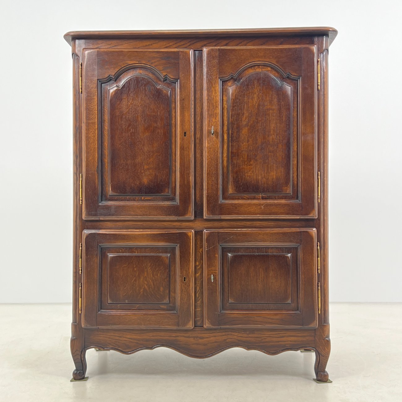 DM0066-komodos-0 Ąžuolo masyvo keturių durų komoda 51x100x126 cm