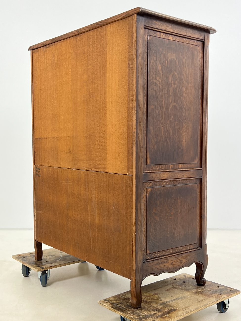 DM0066-komodos-10 Ąžuolo masyvo keturių durų komoda 51x100x126 cm