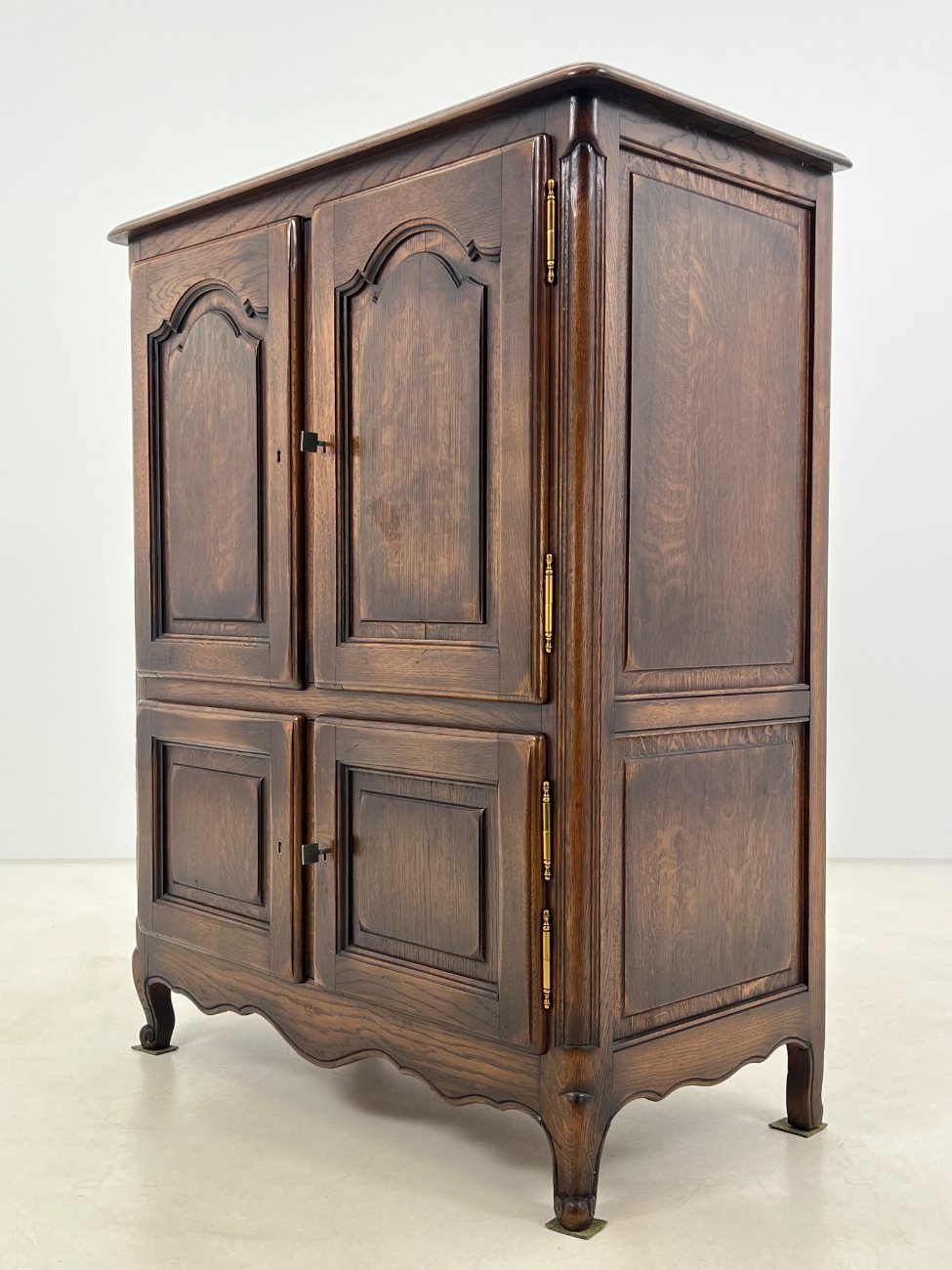 DM0066-komodos-4 Ąžuolo masyvo keturių durų komoda 51x100x126 cm