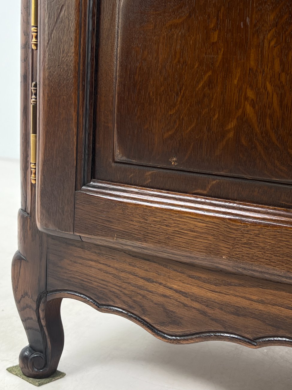 DM0066-komodos-7 Ąžuolo masyvo keturių durų komoda 51x100x126 cm