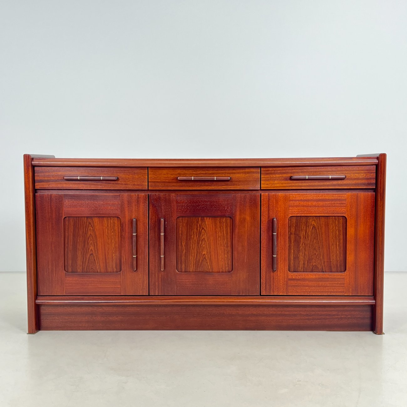 HN0075-komodos-0 Vintažinė medžio plokštės trijų durų ir trijų stalčių komoda 45x185x93,5 cm