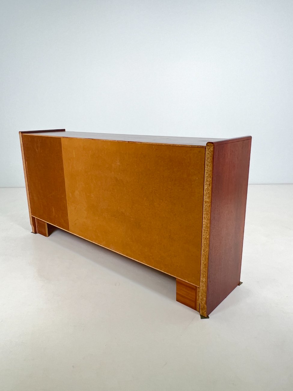 HN0075-komodos-10 Vintažinė medžio plokštės trijų durų ir trijų stalčių komoda 45x185x93,5 cm