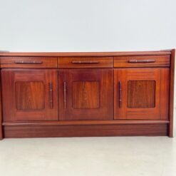 Vintažinė medžio plokštės trijų durų ir trijų stalčių komoda 45x185x93,5 cm