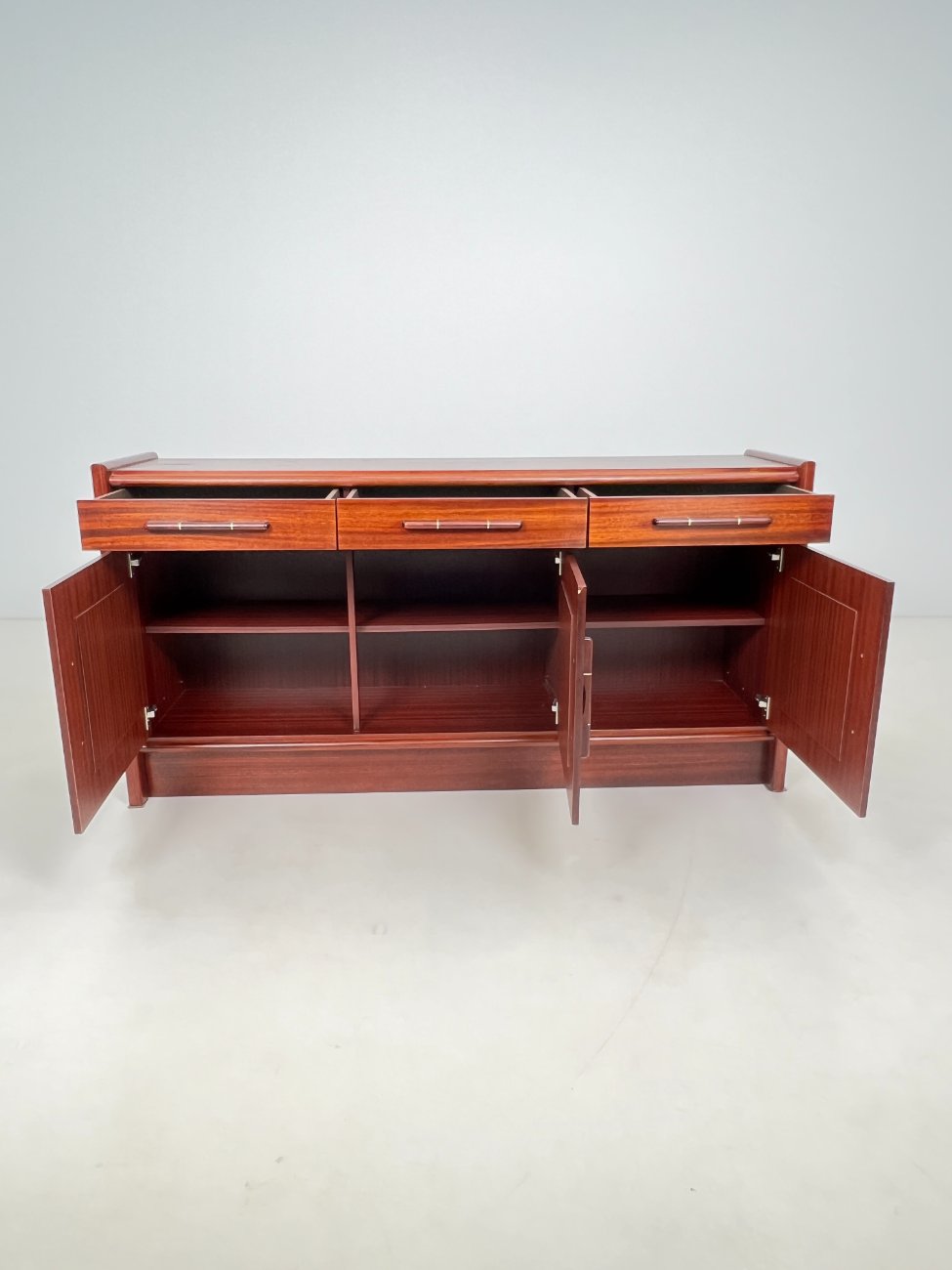 HN0075-komodos-5 Vintažinė medžio plokštės trijų durų ir trijų stalčių komoda 45x185x93,5 cm