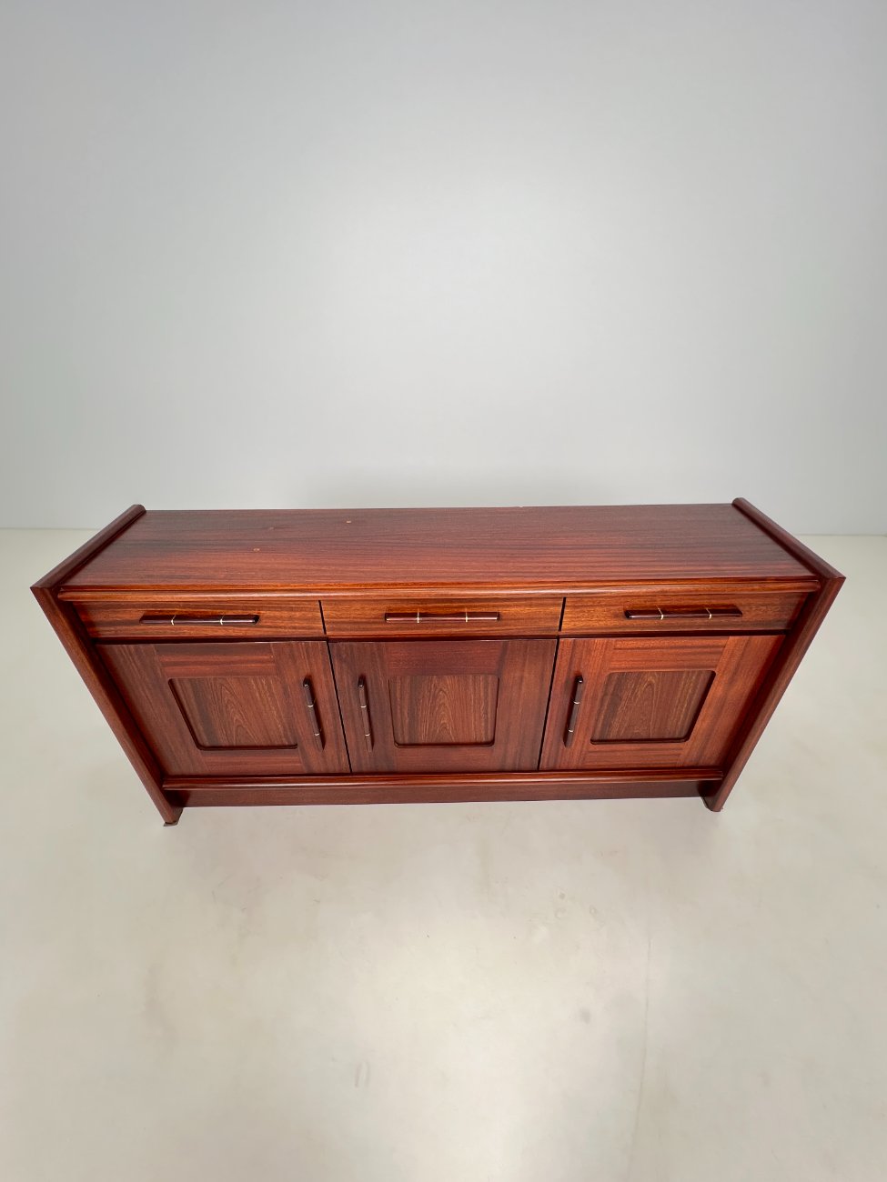 HN0075-komodos-6 Vintažinė medžio plokštės trijų durų ir trijų stalčių komoda 45x185x93,5 cm