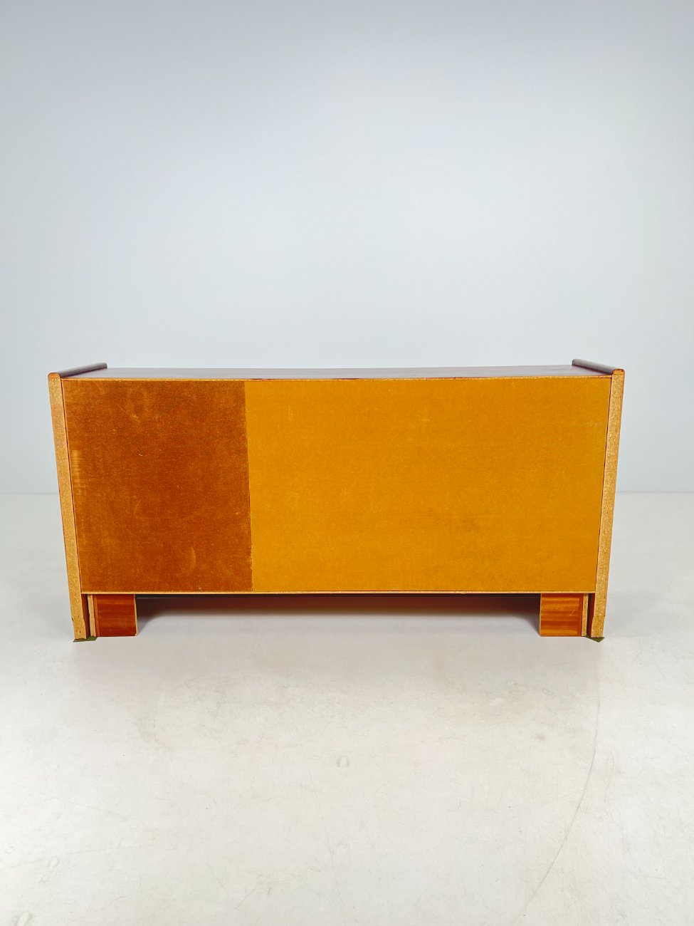 HN0075-komodos-8 Vintažinė medžio plokštės trijų durų ir trijų stalčių komoda 45x185x93,5 cm