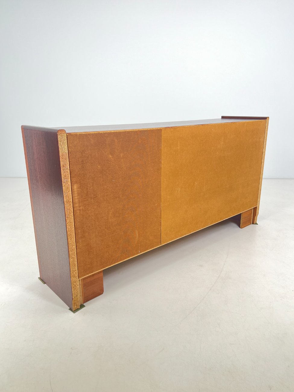 HN0075-komodos-9 Vintažinė medžio plokštės trijų durų ir trijų stalčių komoda 45x185x93,5 cm