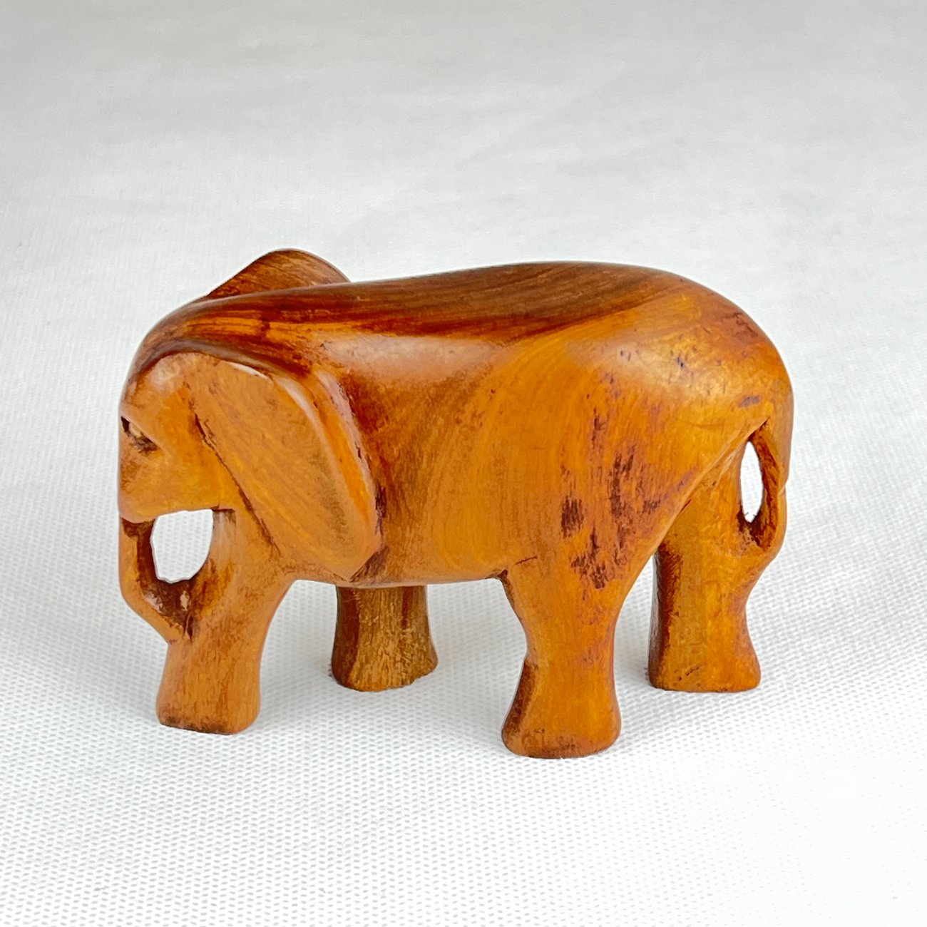 HN0091-kitokios-skulpturos-0 Medinė dramblio statula 4,5x11x7,5 cm