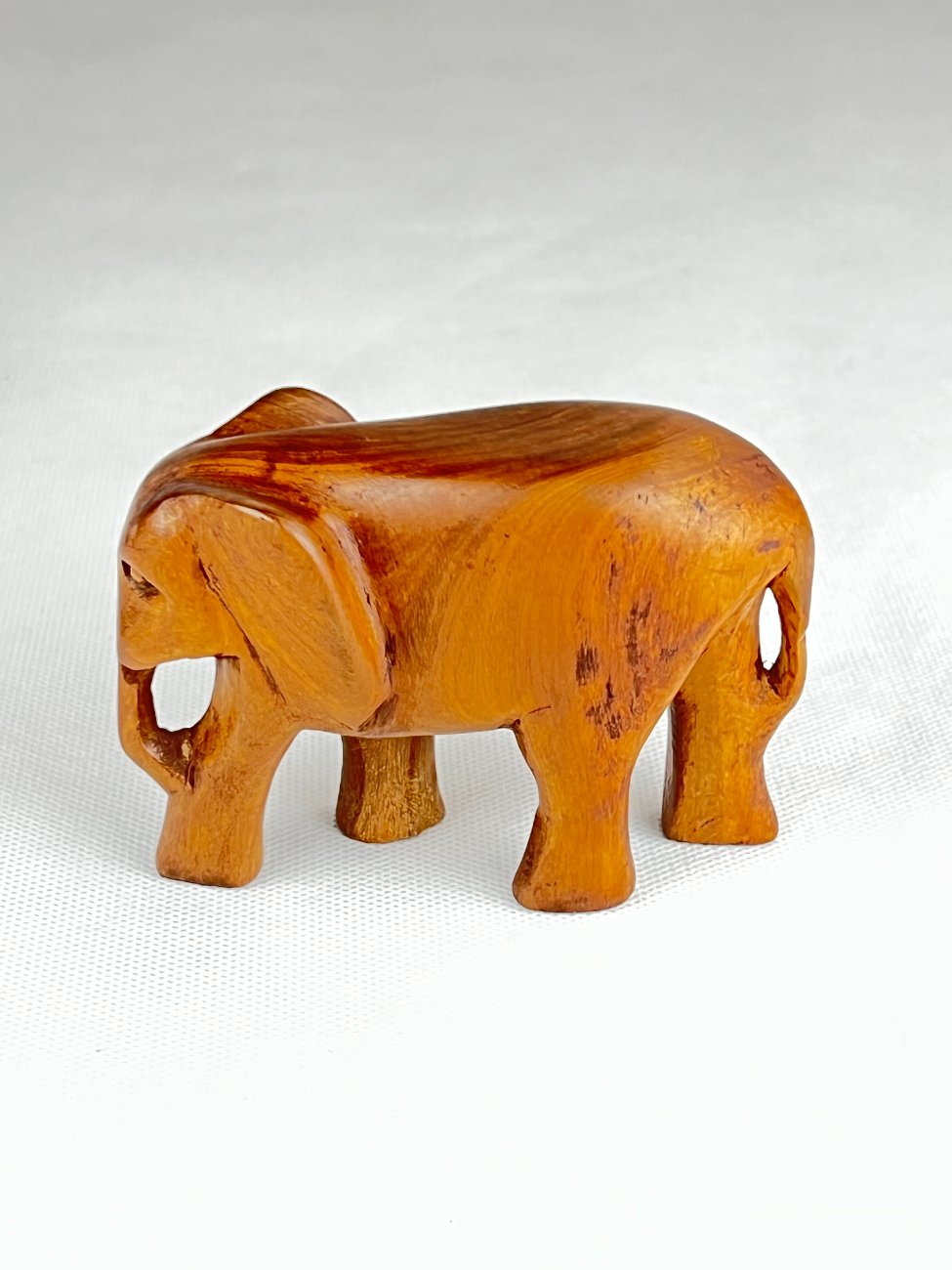 HN0091-kitokios-skulpturos-1 Medinė dramblio statula 4,5x11x7,5 cm