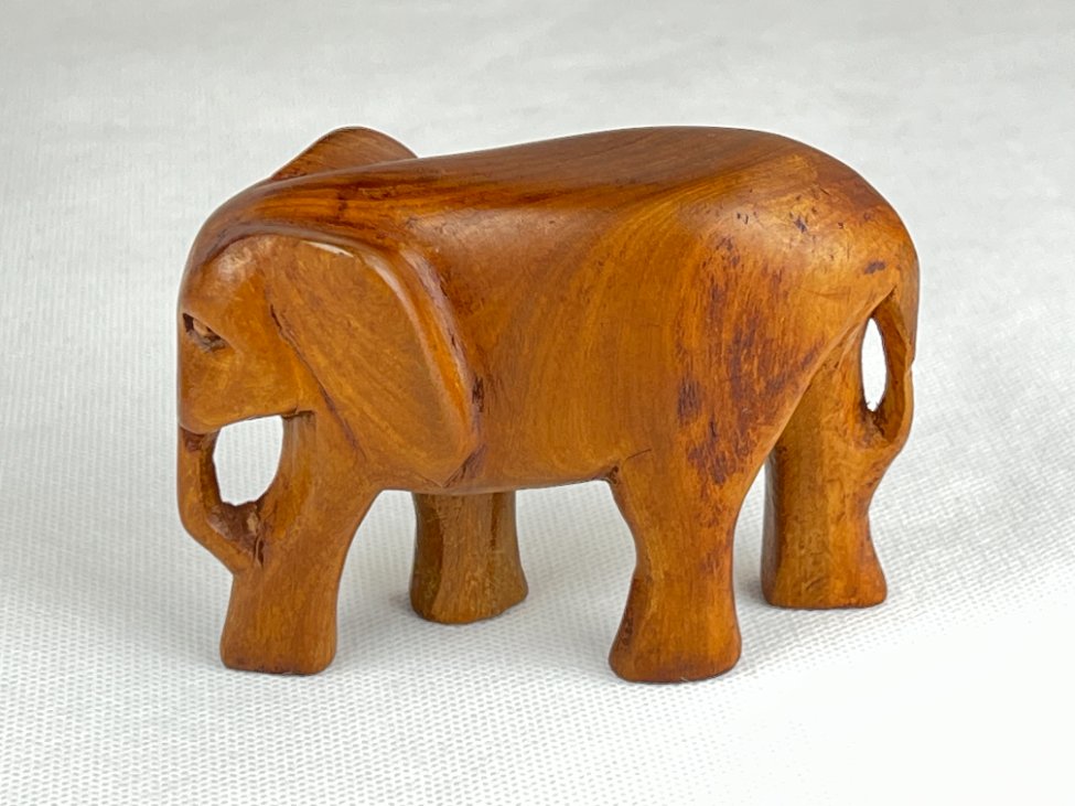 HN0091-kitokios-skulpturos-2 Medinė dramblio statula 4,5x11x7,5 cm