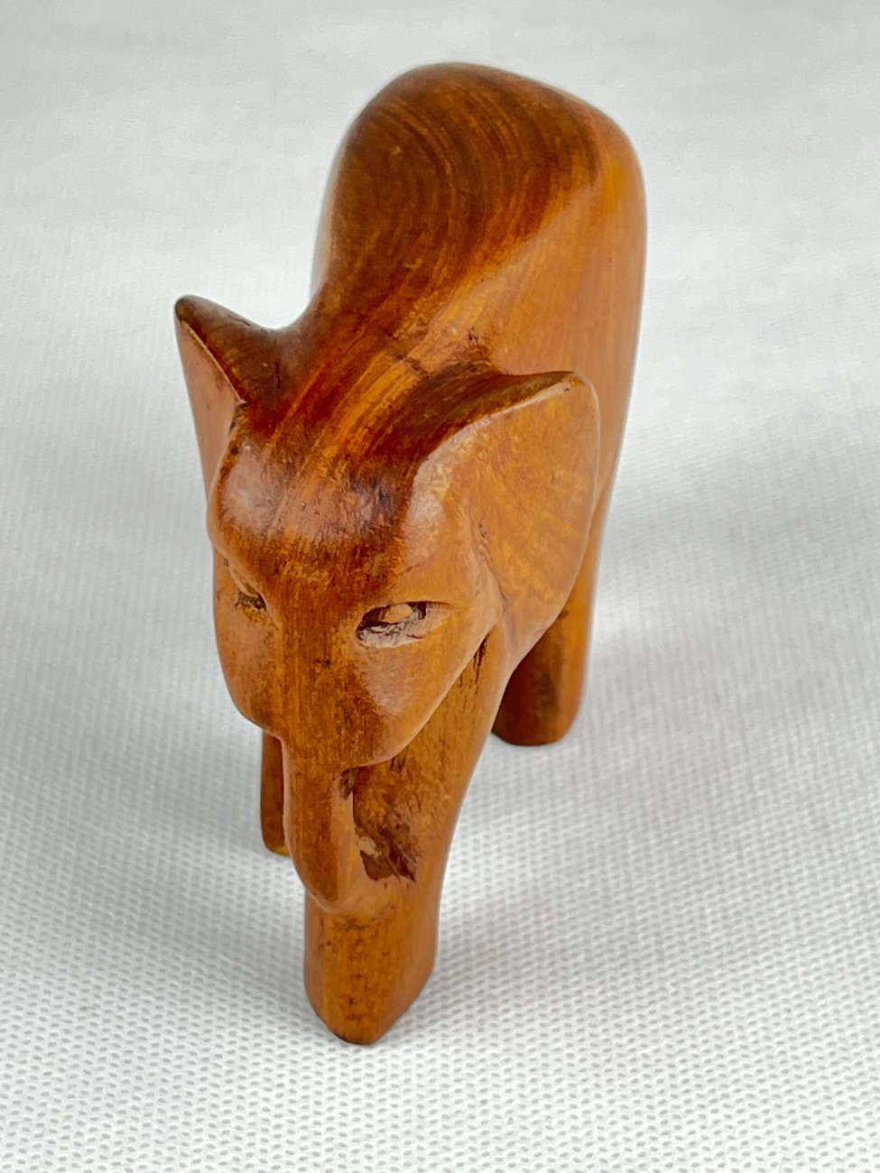 HN0091-kitokios-skulpturos-3 Medinė dramblio statula 4,5x11x7,5 cm