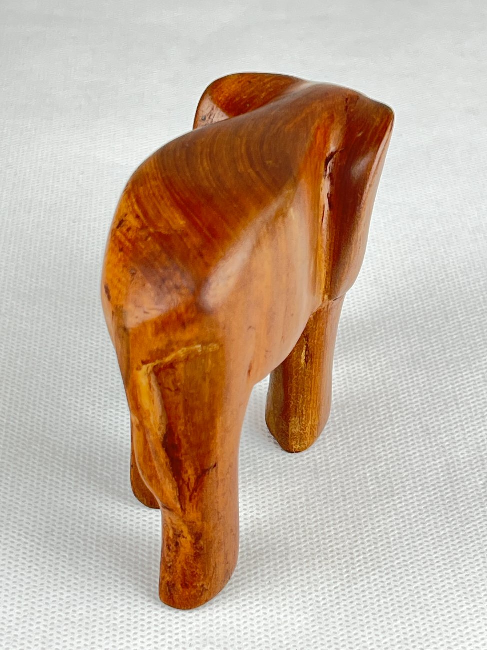 HN0091-kitokios-skulpturos-4 Medinė dramblio statula 4,5x11x7,5 cm