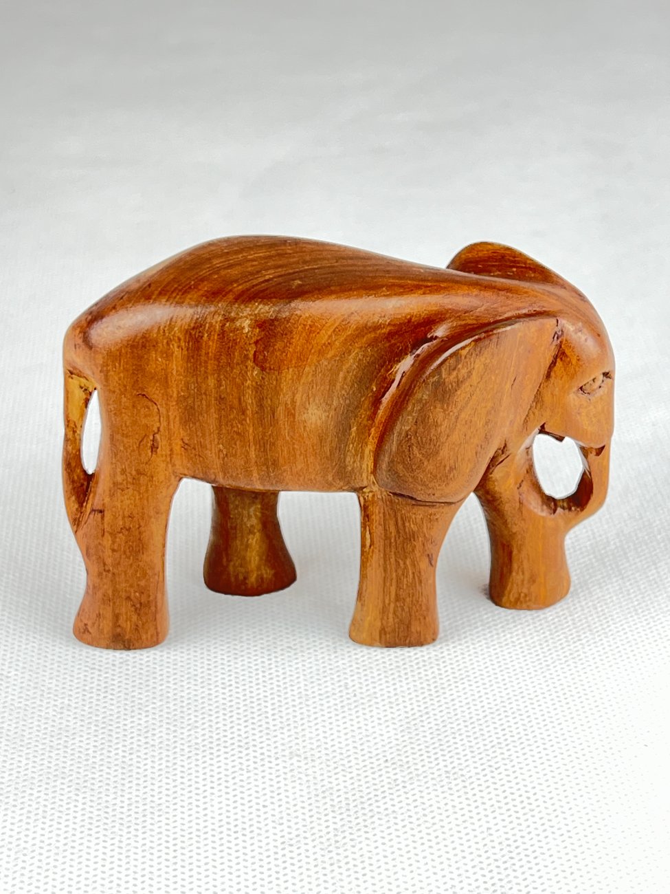 HN0091-kitokios-skulpturos-5 Medinė dramblio statula 4,5x11x7,5 cm