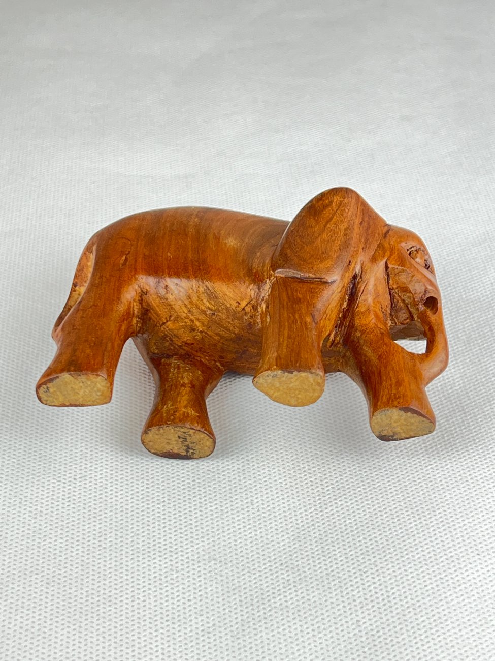 HN0091-kitokios-skulpturos-6 Medinė dramblio statula 4,5x11x7,5 cm