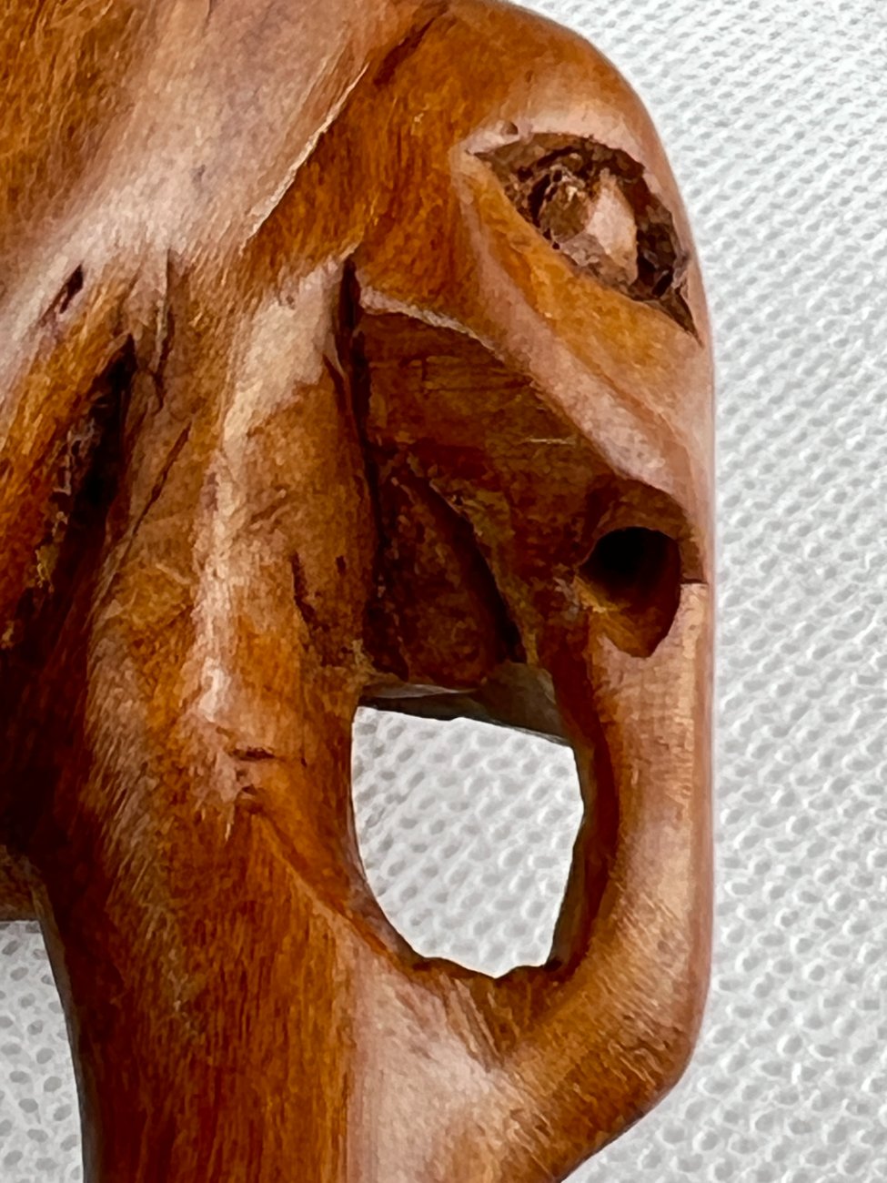 HN0091-kitokios-skulpturos-7 Medinė dramblio statula 4,5x11x7,5 cm