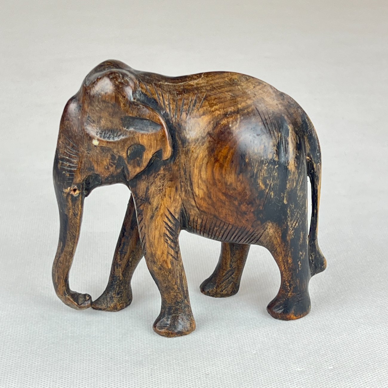 HN0094-kitokios-skulpturos-0 Medinė dramblio statula 6x14x13 cm