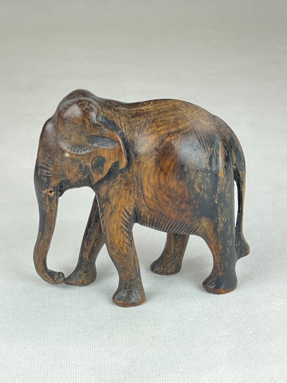 HN0094-kitokios-skulpturos-1 Medinė dramblio statula 6x14x13 cm