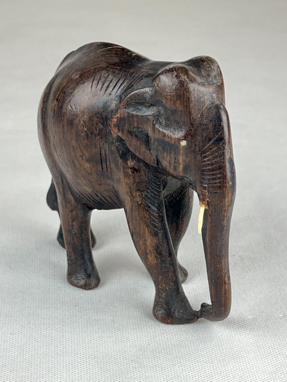 HN0094-kitokios-skulpturos-3 Medinė dramblio statula 6x14x13 cm