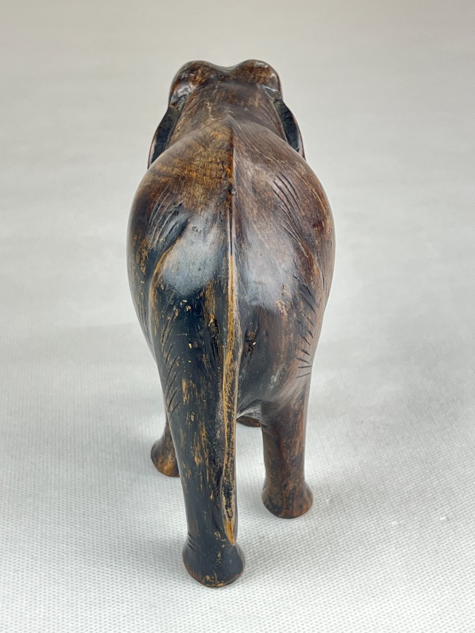 HN0094-kitokios-skulpturos-4 Medinė dramblio statula 6x14x13 cm