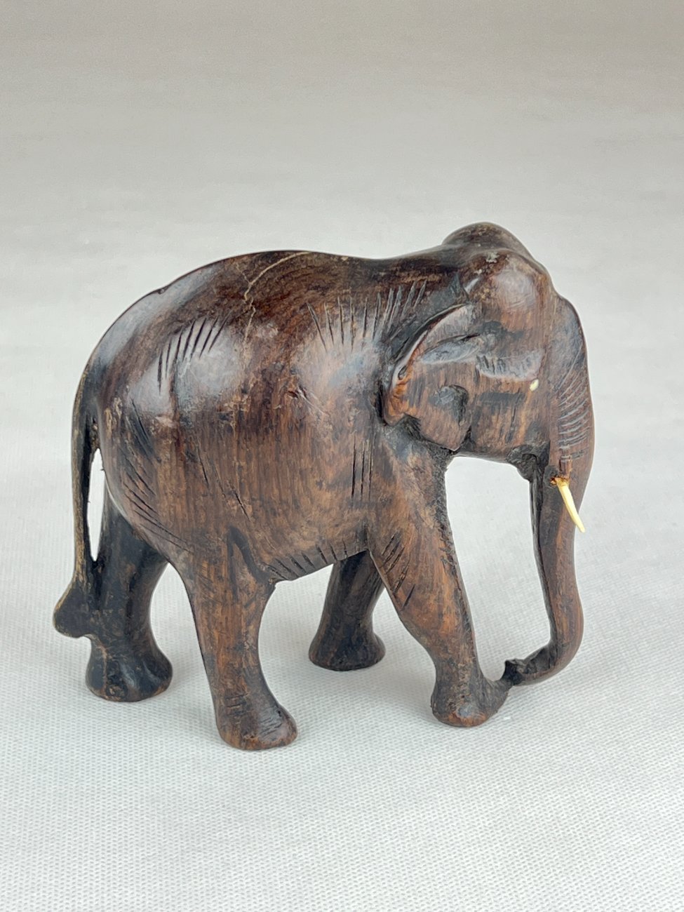 HN0094-kitokios-skulpturos-5 Medinė dramblio statula 6x14x13 cm