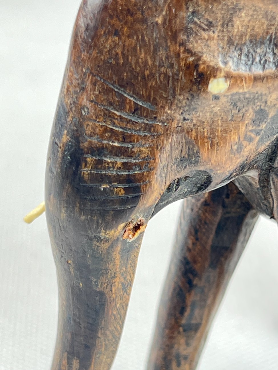 HN0094-kitokios-skulpturos-7 Medinė dramblio statula 6x14x13 cm