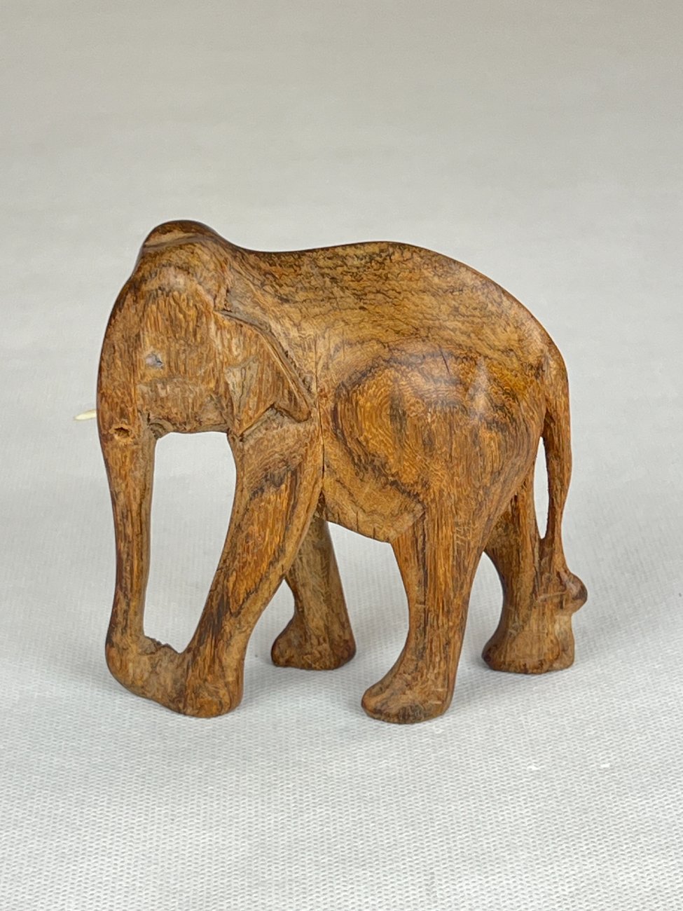 HN0095-kitokios-skulpturos-1 Medinė dramblio statula 5,5×11,5×11 cm