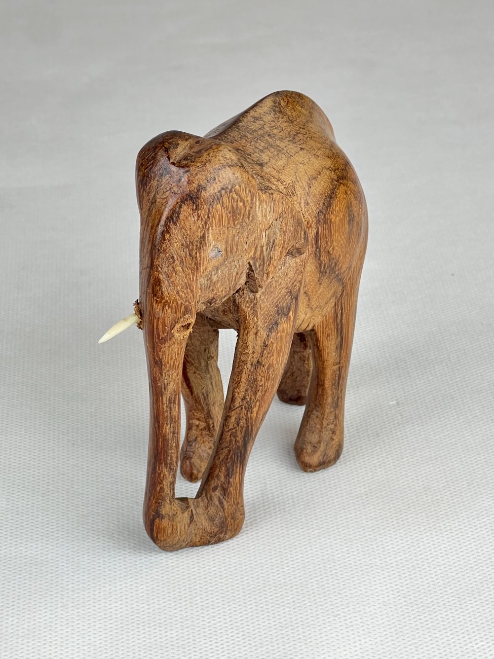 HN0095-kitokios-skulpturos-3 Medinė dramblio statula 5,5×11,5×11 cm