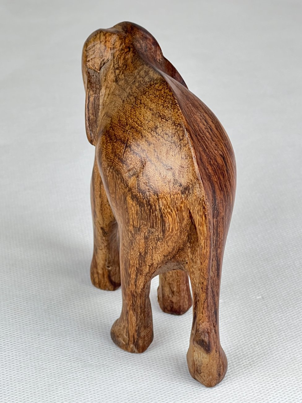 HN0095-kitokios-skulpturos-4 Medinė dramblio statula 5,5×11,5×11 cm