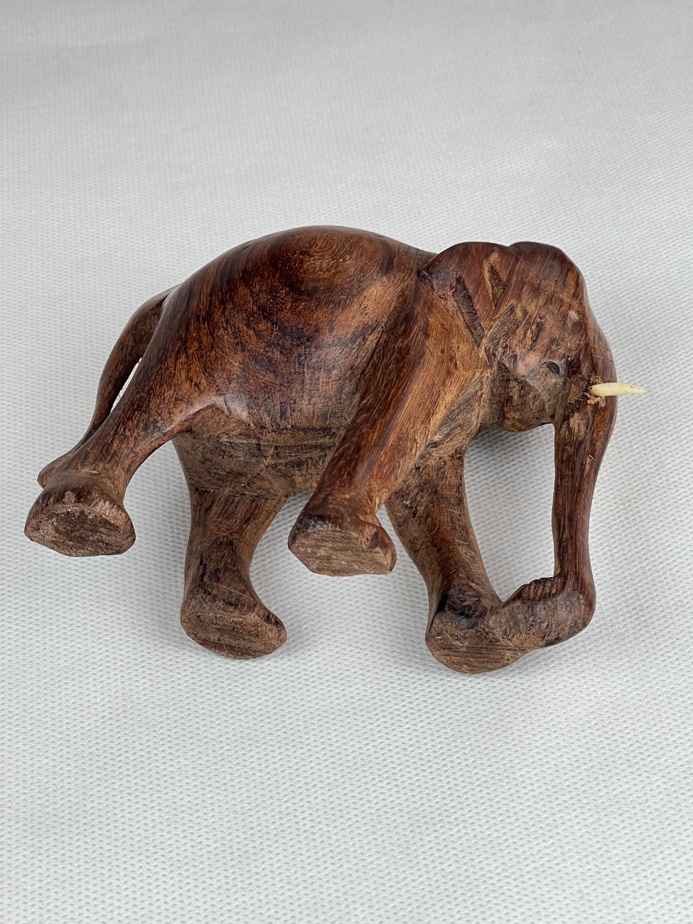 HN0095-kitokios-skulpturos-6 Medinė dramblio statula 5,5×11,5×11 cm