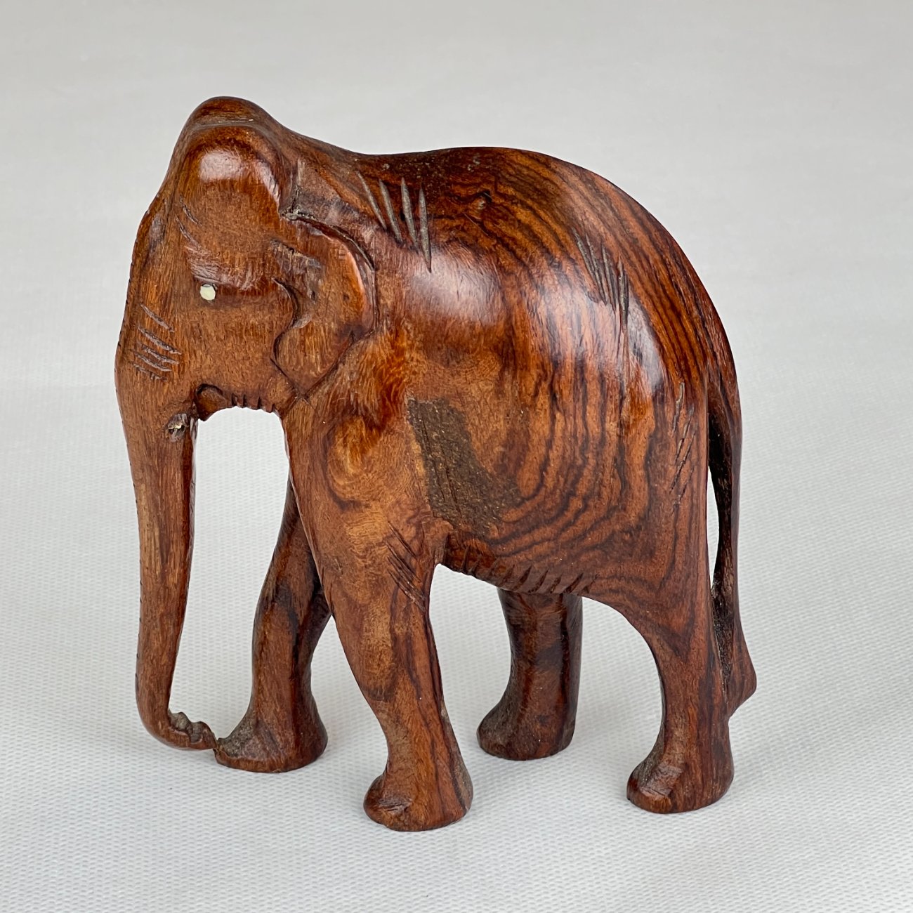 HN0096-kitokios-skulpturos-0 Medinė dramblio statula 5x12x13 cm