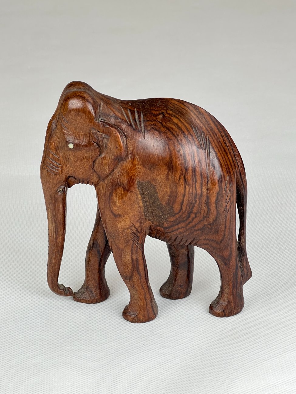 HN0096-kitokios-skulpturos-1 Medinė dramblio statula 5x12x13 cm