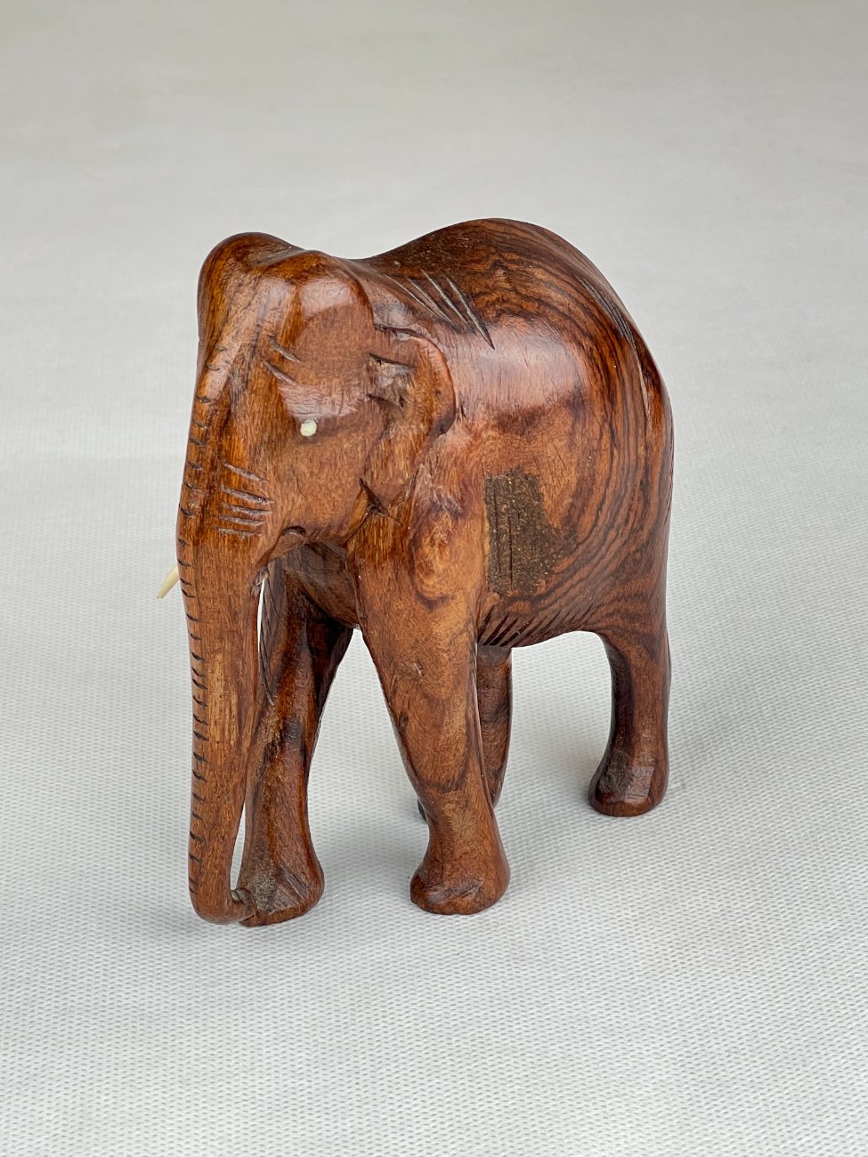 HN0096-kitokios-skulpturos-3 Medinė dramblio statula 5x12x13 cm