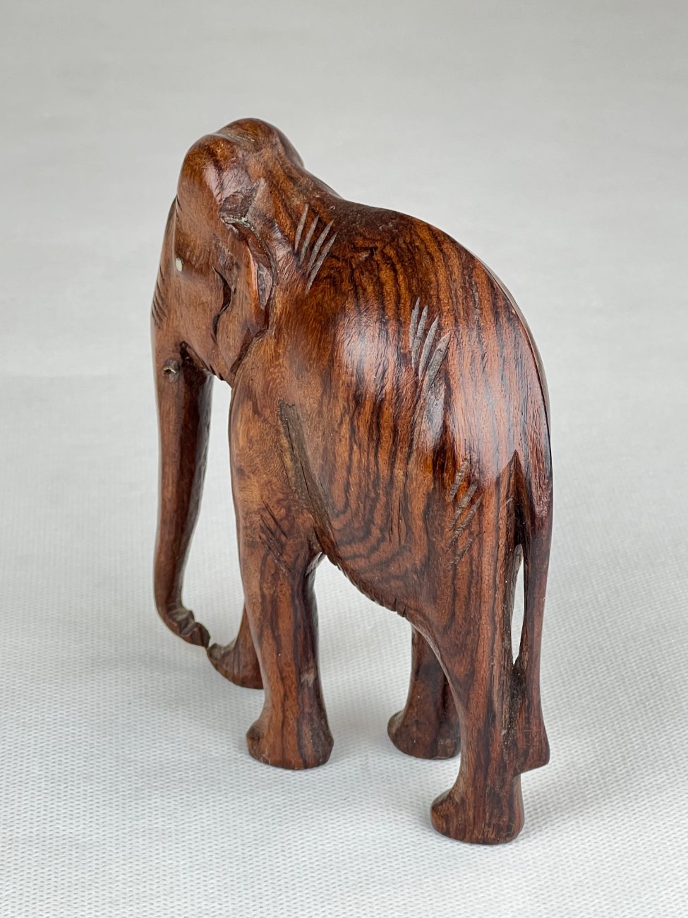 HN0096-kitokios-skulpturos-4 Medinė dramblio statula 5x12x13 cm