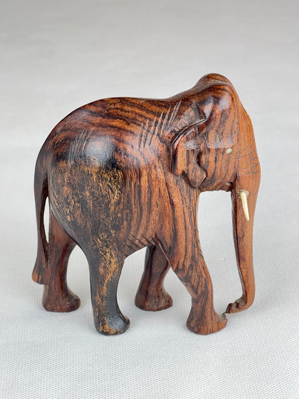 HN0096-kitokios-skulpturos-5 Medinė dramblio statula 5x12x13 cm