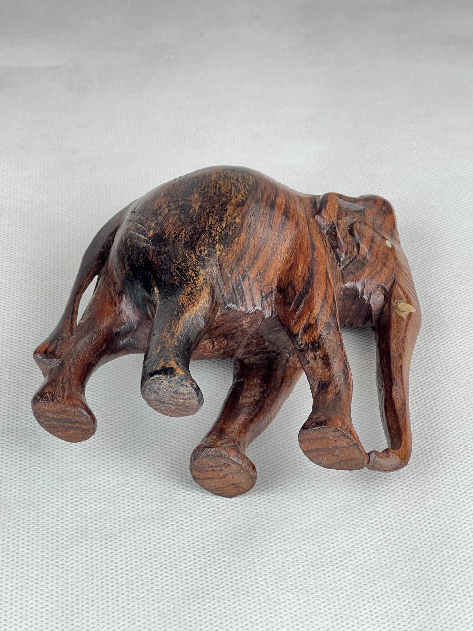 HN0096-kitokios-skulpturos-6 Medinė dramblio statula 5x12x13 cm