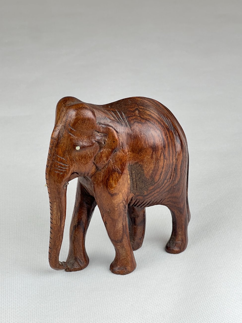 HN0096-kitokios-skulpturos-7 Medinė dramblio statula 5x12x13 cm