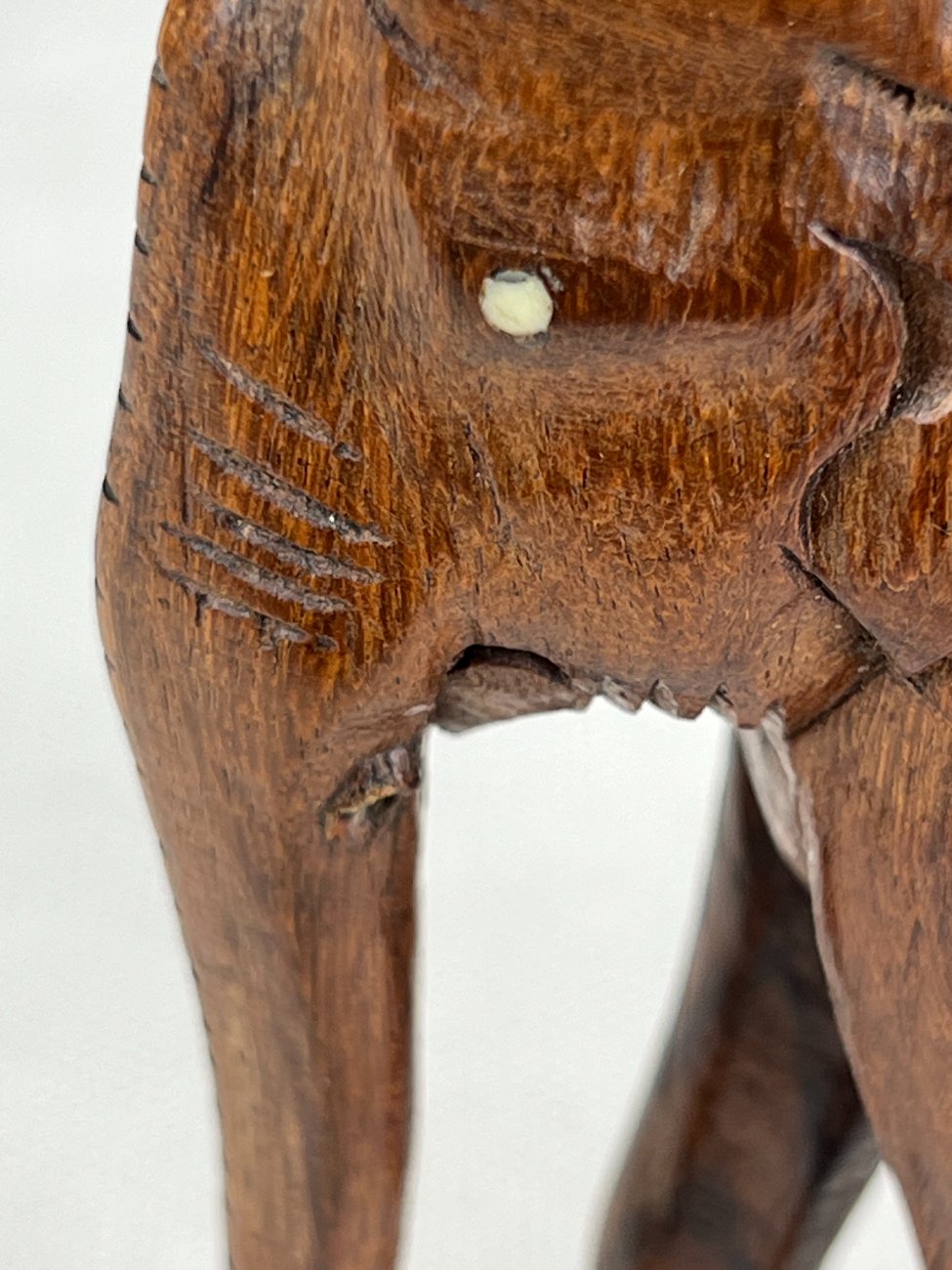 HN0096-kitokios-skulpturos-9 Medinė dramblio statula 5x12x13 cm