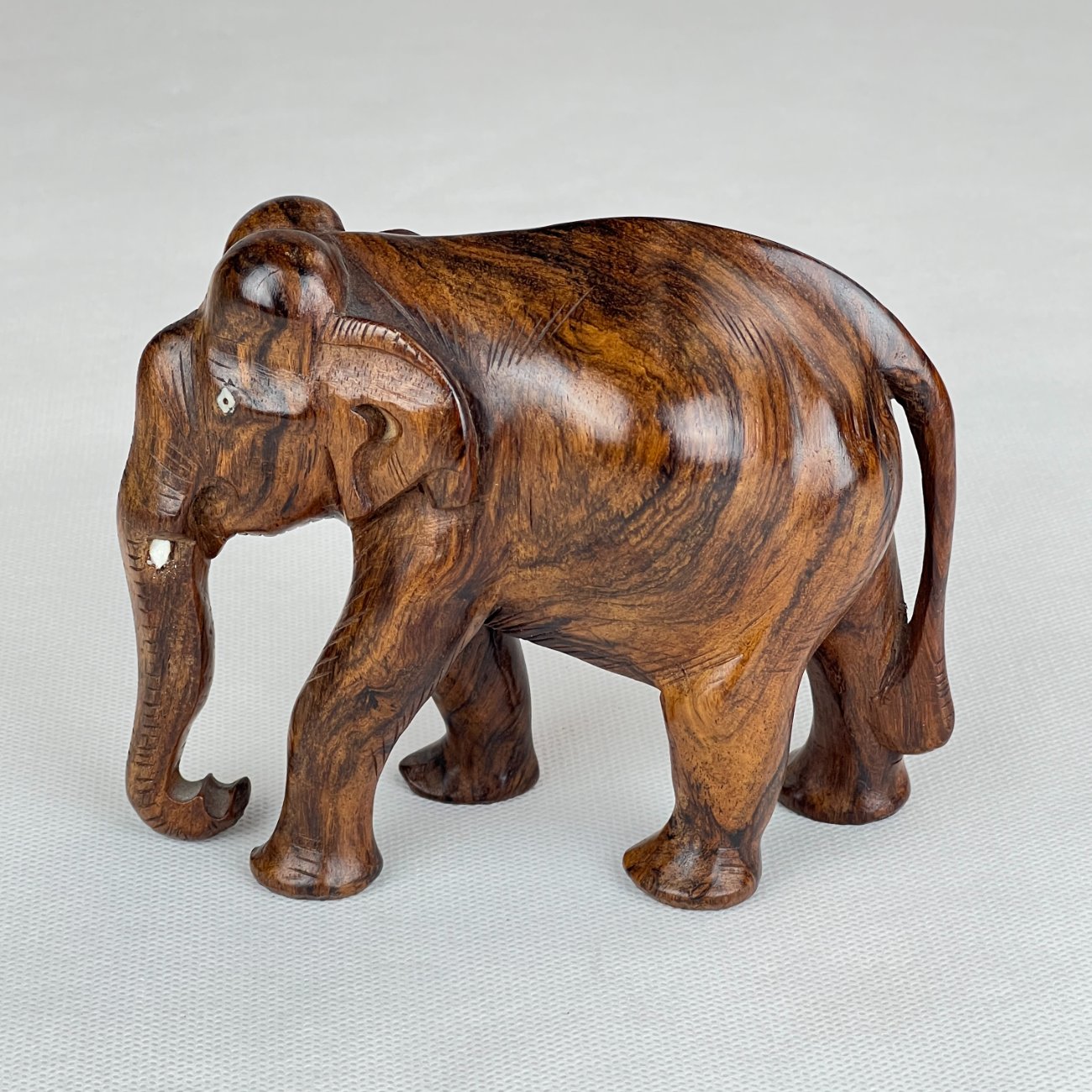 HN0097-kitokios-skulpturos-0 Medinė dramblio statula 7x14x11 cm